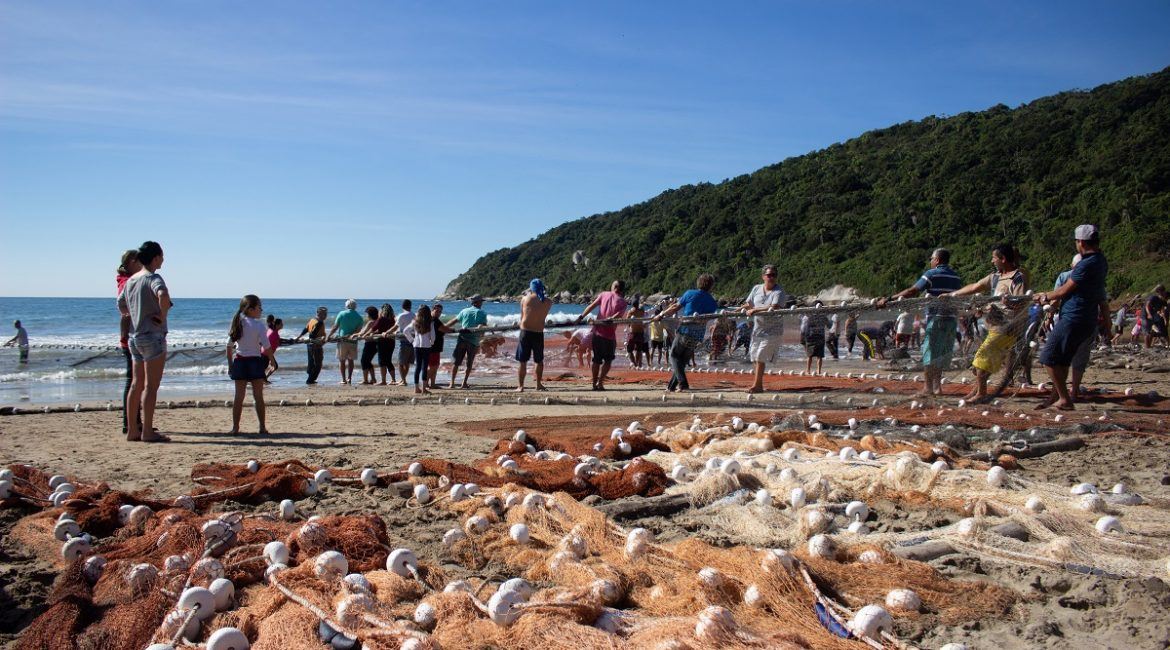 O QUE SABER AO VISITAR BOMBINHAS NO PERÍODO DA PESCA ARTESANAL DA TAINHA