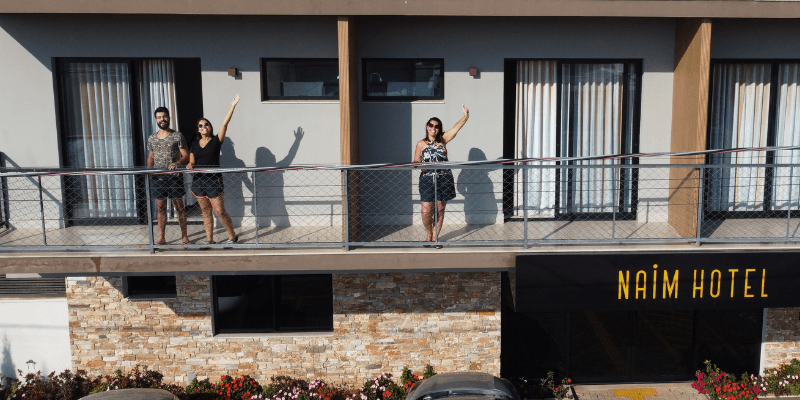 Uma Varanda com Vista para Capitólio: Momentos Únicos no Naim Hotel