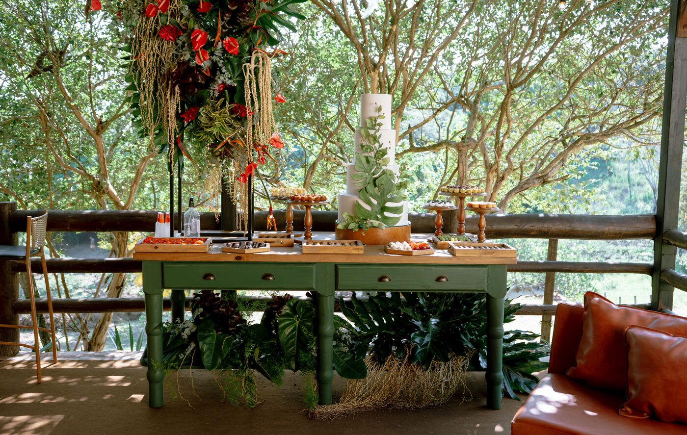 Lounge com sofá em meio às plantas
