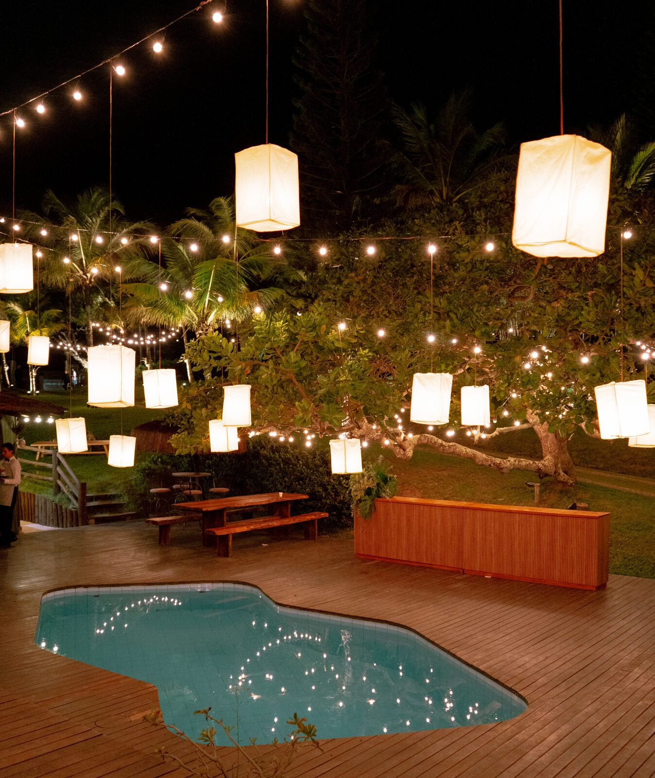 Piscina iluminada à noite em evento