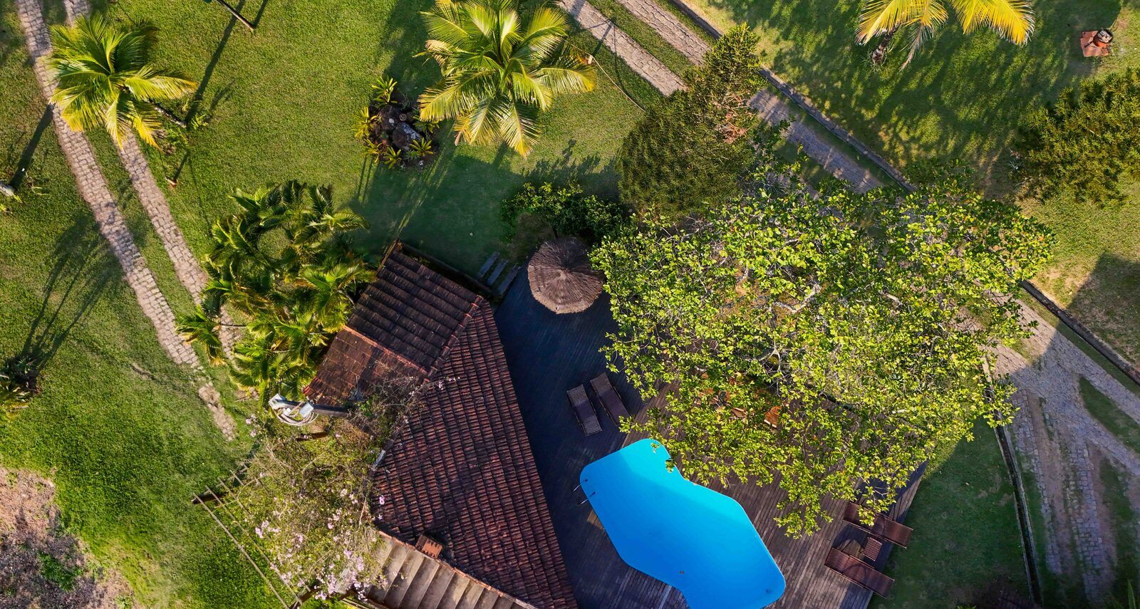 Vista aérea do Vale do Lago com piscina e lago