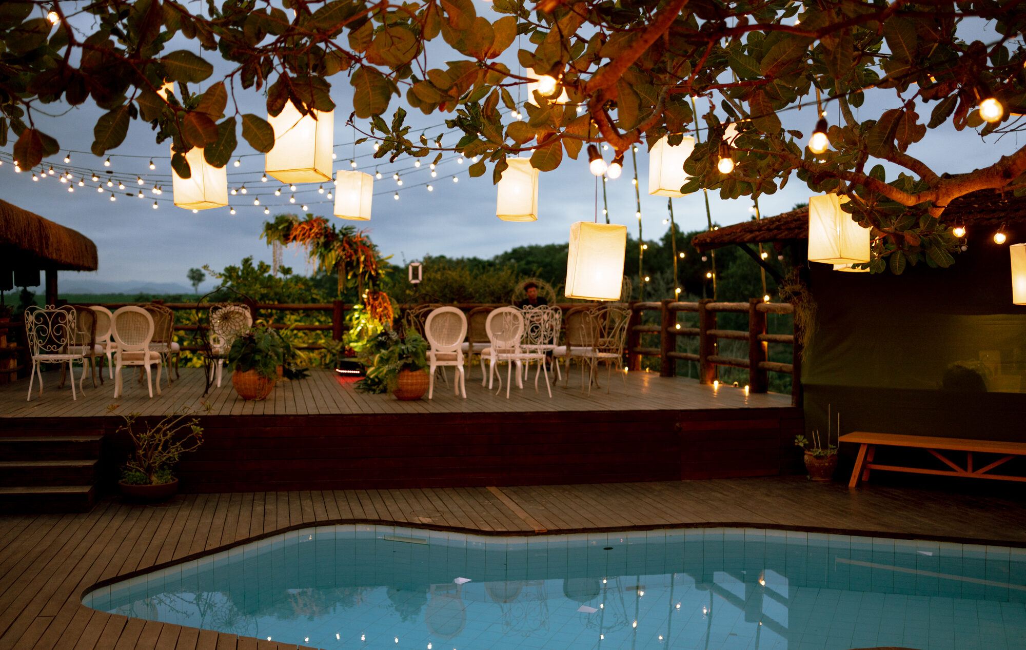Mesas decoradas com varais de luz