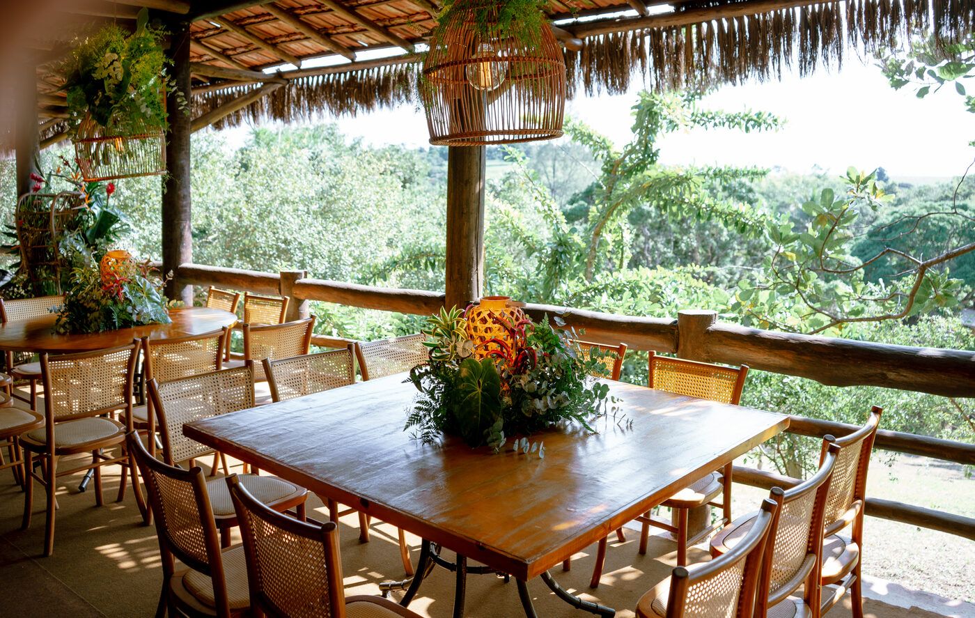 Deck coberto com vista para o lago