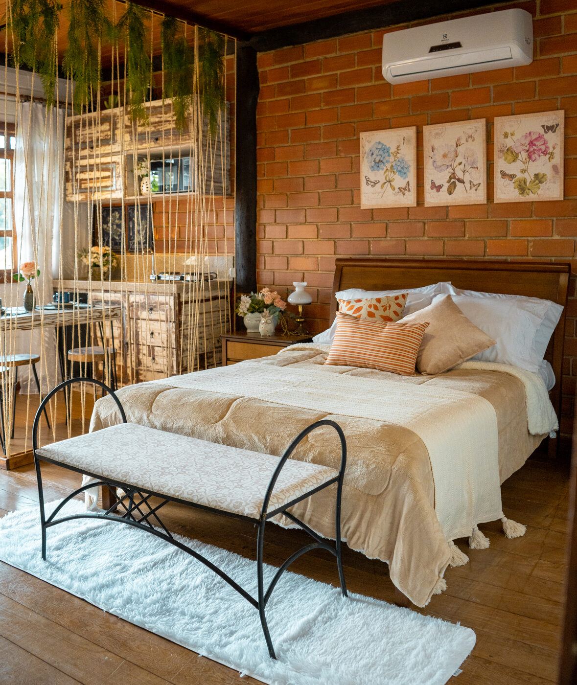 Quarto do chalé com parede de tijolo